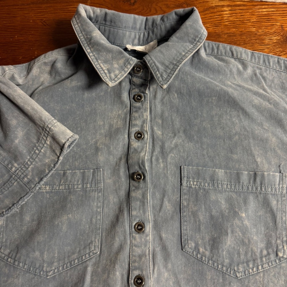 Easel Los Angeles Acid Wash Blue Short Sleeve Button Up Top Raw Hem Small ET7228
